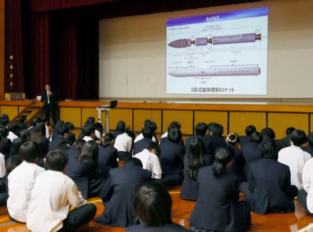 　全校生徒に向けて宇宙やロケットの講義をする、県立串本古座高の藤島徹教諭＝２０２４年１２月、和歌山県串本町