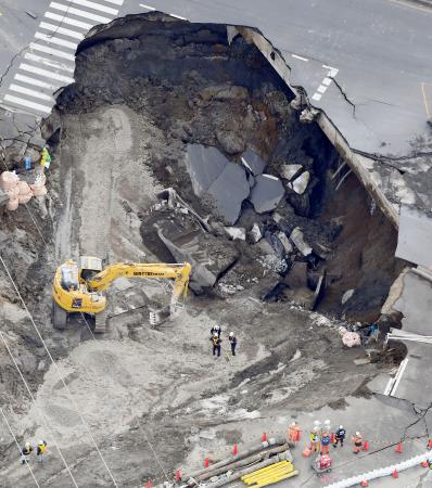 　県道が陥没しトラックが転落した事故現場＝３日午後１時３分、埼玉県八潮市（共同通信社ヘリから）