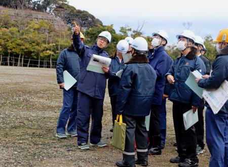 　関西電力大飯原発の乾式貯蔵施設建設予定地で、調査する原子力規制委の山岡耕春委員（左端）＝３日午前、福井県おおい町