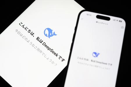 　タブレット端末などに表示された、中国の新興企業「ＤｅｅｐＳｅｅｋ（ディープシーク）」が開発したＡＩ新モデル＝１月