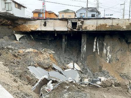 　県道が陥没しトラックが転落した埼玉県八潮市の事故現場。地元の草加八潮消防局が公開した＝３日午後１時３０分ごろ