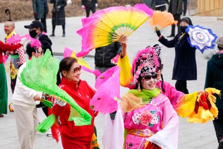 　公園で踊りを楽しむ高齢者＝２０２４年１１月、中国吉林省延吉市（共同）