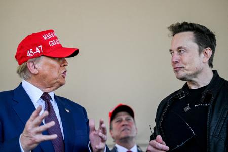 　トランプ氏（左）と話すイーロン・マスク氏＝２０２４年１１月、米テキサス州（ロイター＝共同）