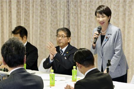 　「保守団結の会」の会合であいさつする自民党の高市前経済安保相（右）＝４日午後、東京・永田町の党本部