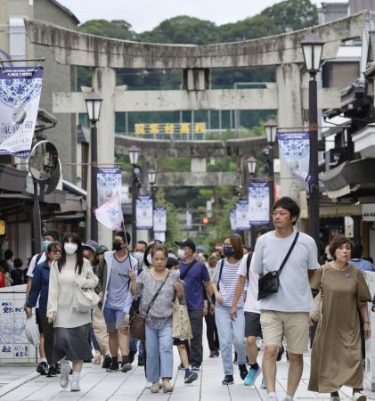 　訪日外国人観光客らが行き交う太宰府天満宮の参道＝２０２３年７月、福岡県太宰府市