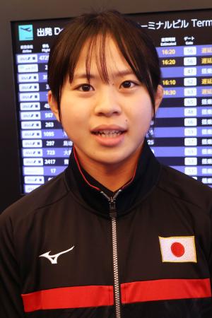 　羽田空港で取材に応じる近藤美月＝４日