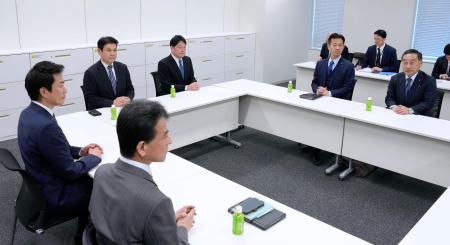 　会談する（右２人目から）公明党の岡本、自民党の小野寺、日本維新の会の青柳（左端）各政調会長ら＝４日午後、国会