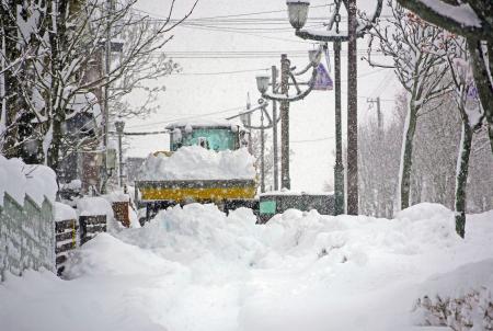 　北海道釧路市で進む除雪作業。日本上空に強い寒気が流れ込み、北海道東部を中心に大雪となった＝４日午前