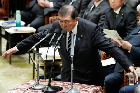 　衆院予算委で答弁する石破首相＝４日午後