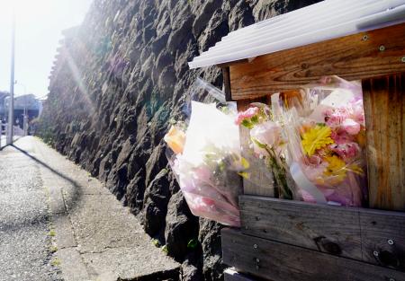 　現場付近に手向けられた花＝５日午前、神奈川県逗子市