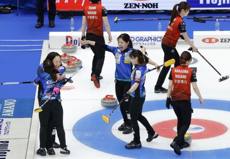 　女子１次リーグの中部電力戦で勝利し、抱き合って喜ぶ藤沢らロコ・ソラーレの選手たち＝横浜ＢＵＮＴＡＩ