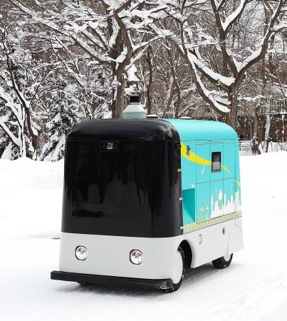 　雪道の走行試験に成功した自動配送ロボット（京セラコミュニケーションシステム提供）