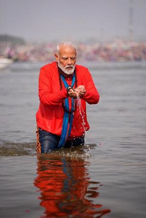 　聖なる川で身を清めるインドのモディ首相＝５日、北部プラヤグラージ（モディ氏のＸから・共同）