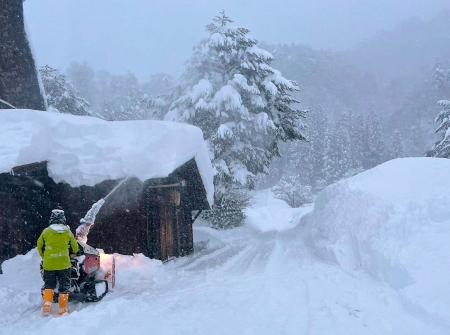 　記録的降雪量となった岐阜県白川村で除雪作業をする人＝５日夕（白川村役場提供）