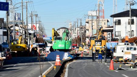 　道路陥没事故が起きた現場周辺＝６日午前８時４２分、埼玉県八潮市