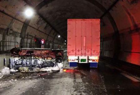 　北陸自動車道下り線の杉津トンネル内で発生した衝突事故現場＝６日未明、福井県敦賀市（福井県警提供）