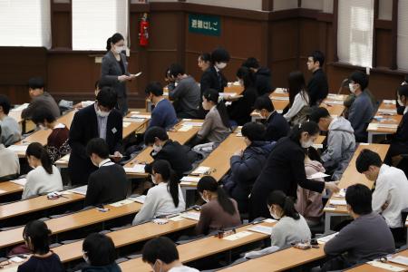 　大学入学共通テストに臨む受験生＝１月１８日、東京都文京区の東大