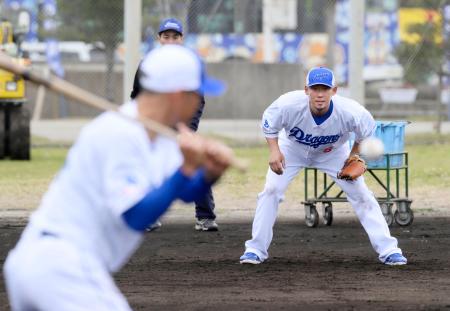 　合流初日、別メニューでノックを受ける中日・中田＝北谷