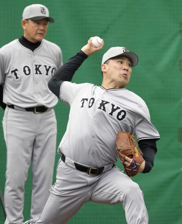 　ブルペンで投球練習する巨人・田中将。左は久保コーチ＝宮崎