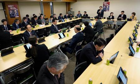 　自民党本部で開かれた、選挙制度調査会と情報通信戦略調査会の合同会議＝６日午後、東京・永田町