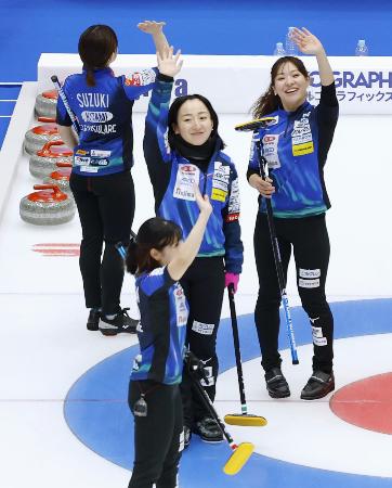 　女子２次リーグのチーム御代田戦で勝利し、客席に向かって手を振るロコ・ソラーレの藤沢（中央）ら＝横浜ＢＵＮＴＡＩ