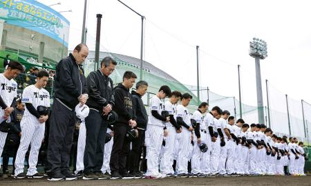 　亡くなった吉田義男さんを悼み、黙とうする阪神前監督の岡田彰布球団オーナー付顧問（前列左端）と選手ら＝６日、宜野座