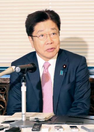 　閣議後記者会見で質問に答える加藤財務相＝７日午前、国会