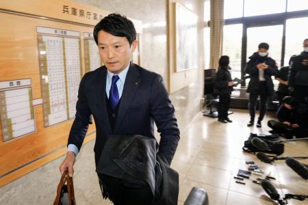 　公選法違反容疑でＰＲ会社側の関係先などが家宅捜索を受け、兵庫県庁で記者対応した斎藤元彦知事＝７日午後１時２０分