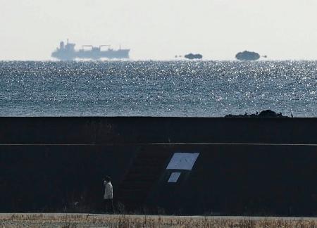 　上空に強い寒気が流れ込んだ和歌山県串本町の沿岸部で７日朝、海の上に島や船が浮いたように見える現象が観測された。和歌山地方気象台によると「浮島現象」という蜃気楼の一種とみられる