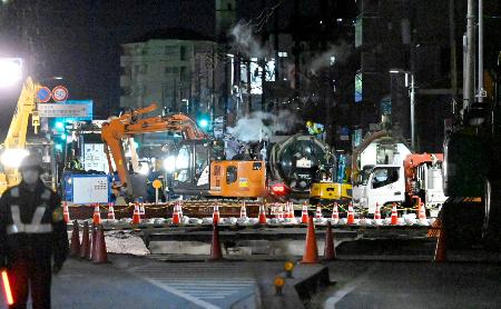 　捜索が続く道路陥没事故の現場周辺＝７日夜、埼玉県八潮市