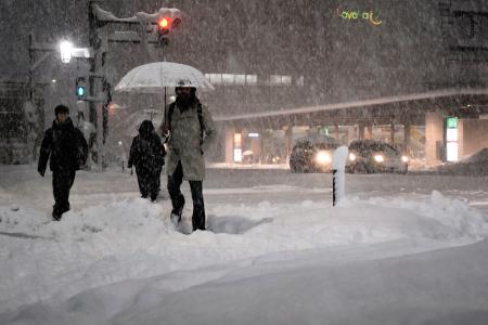 　雪が降り続く新潟市内＝７日午後８時５７分