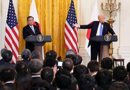 　首脳会談後に共同記者会見をする石破首相（左）とトランプ米大統領＝７日、ワシントンのホワイトハウス（共同）