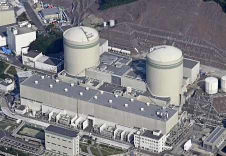 　関西電力高浜原発の１号機（右）と２号機＝２０２３年１１月