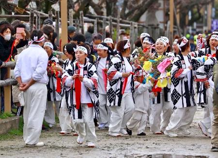 　「国府宮はだか祭」で「儺追笹奉納」に参加した女性チームのメンバーら＝２０２４年２月、愛知県稲沢市（どまつりダンスチームＳＰＩＣＥ！提供）