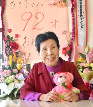 　誕生日を迎え、袴田巌さんからプレゼントされたクマのぬいぐるみを手に報道各社の取材に応じる姉ひで子さん＝８日午後、浜松市（代表撮影）