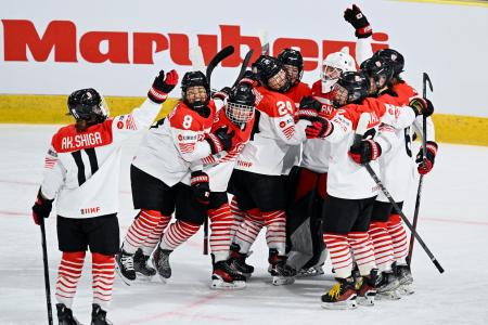 　アイスホッケー女子冬季五輪最終予選で、ポーランドを破って４大会連続５度目の五輪出場を決めて喜ぶ日本の選手たち＝８日、北海道苫小牧市のｎｅｐｉａアイスアリーナ