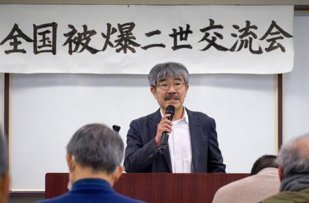 　「全国被爆二世団体連絡協議会」の交流会であいさつする崎山昇会長＝８日午後、広島市