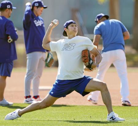 　キャッチボールするドジャース・大谷＝グレンデール（共同）