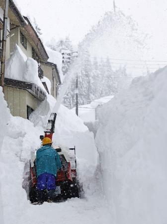 　雪国での除雪作業の様子＝２０２２年１２月、新潟県魚沼市