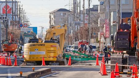 　道路陥没事故の現場周辺＝９日午後３時３５分、埼玉県八潮市