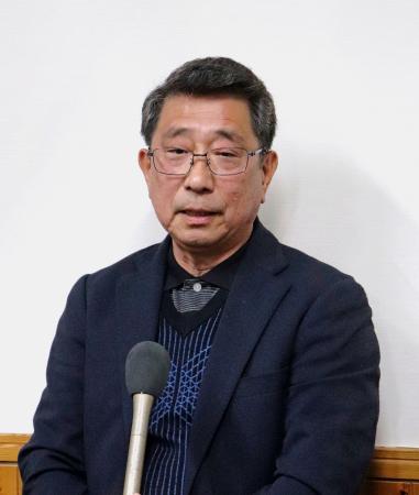 　宮崎県川南町議会解散のリコールが成立し、記者団の取材に応じる請求代表者の押川義光元副町長＝９日夜、川南町