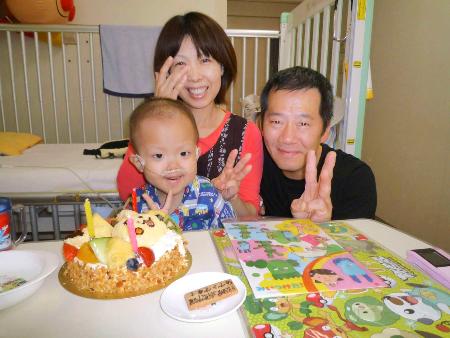 　息子駿ちゃんの３歳の誕生日を祝う内藤真澄さん夫妻＝２０１１年８月、福岡市の九州大病院（本人提供）