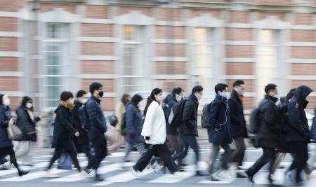 　通勤する人たち＝東京・丸の内