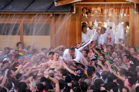 　「国府宮はだか祭」で激しくもみ合う「裸男」たち＝１０日午後、愛知県稲沢市