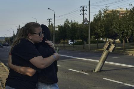 　２０２３年９月、ウクライナ東部クラマトルスクで、ロシア軍の攻撃後に抱き合う住民（ＡＰ＝共同）