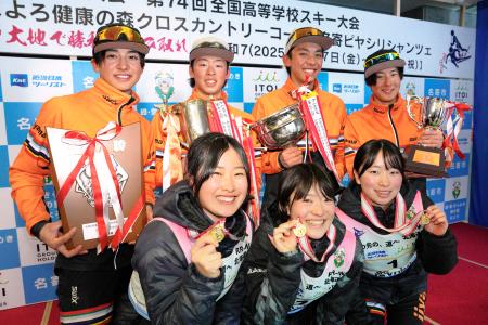 　距離のリレーで男女ともに優勝した飯山。後列左から前田怜和、駒村隼、前田志颯、石田翔真。前列左から大場明咲、久保田美有、高橋実楽＝なよろ健康の森クロスカントリーコース