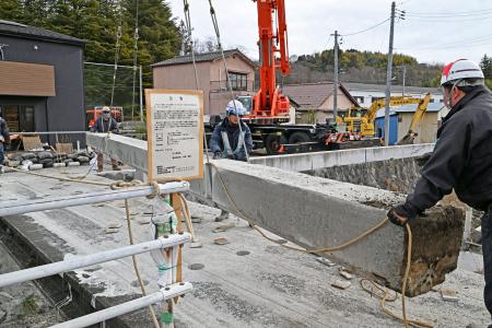 　「勝手橋」の撤去作業＝１２日午前、福島県いわき市