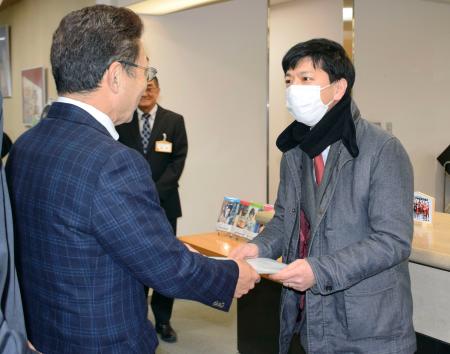 　新アリーナ整備事業継続を求める要望書を受け取る愛知県豊橋市の長坂尚登市長（右）＝１２日午前、豊橋市役所