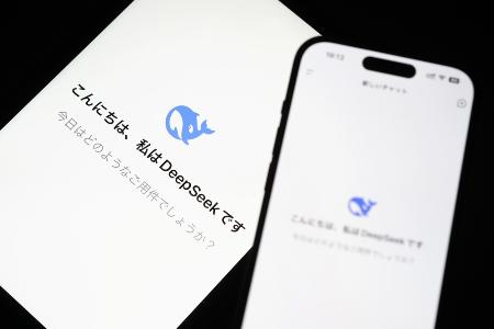 　タブレット端末などに表示された、中国の新興企業「ＤｅｅｐＳｅｅｋ（ディープシーク）」が開発したＡＩ新モデル（共同）