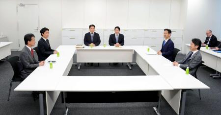 　会談に臨む自民、公明両党と日本維新の会の政調幹部ら＝１２日午後、国会